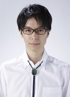 鈴木先生役を演じる長谷川博己が、メガネとループタイを着用した姿。（C）武富健治／双葉社（C）「鈴木先生」製作委員会