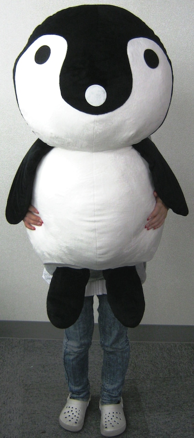 「絶望くじ」で当たる「デカうろペンぬいぐるみ」は、全高約80cmのビッグサイズ。