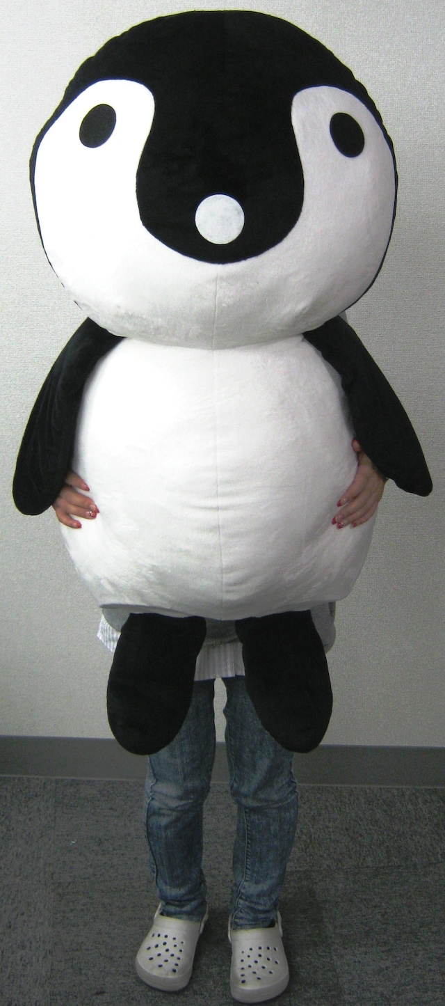 「絶望くじ」で当たる「デカうろペンぬいぐるみ」は、全高約80cmのビッグサイズ。