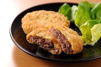 「銀座 吉澤」の松坂牛メンチカツ。