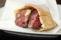 「もんじゃ大木屋」のステーキサンド。