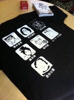 原画展で販売されるTシャツ。