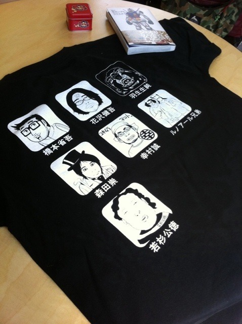 原画展で販売されるTシャツ。