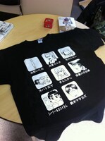 原画展で販売されるTシャツ。