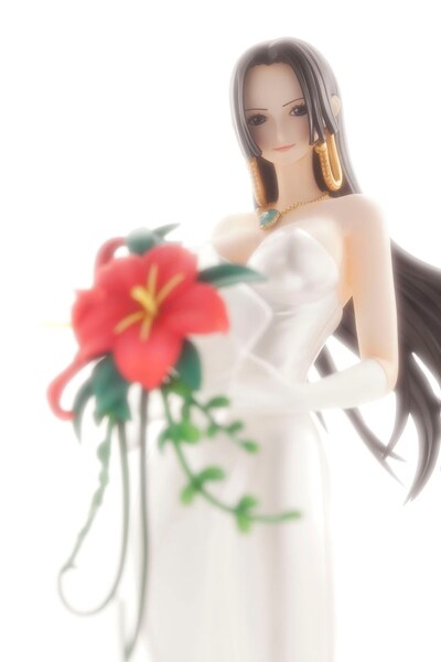 純白のドレスに身を包むハンコック。赤い花のブーケが印象的だ。「エクセレントモデルLIMITEDシリーズ Portrait.Of.Pirates ワンピース ”LIMITED EDITION”　ボア・ハンコック WEDDING Ver.」(C)尾田栄一郎/集英社・フジテレビ・東映アニメーション