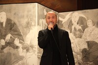 屏風絵について語る井上。（3月26日に行われた発表記者会見より）