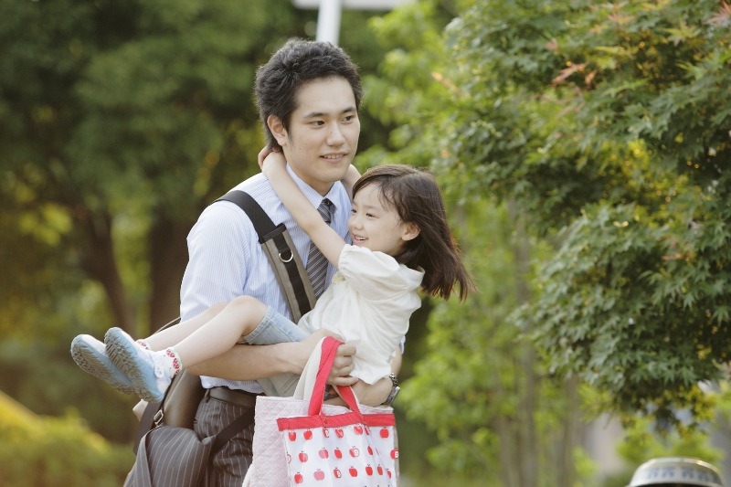 映画「うさぎドロップ」は2011年8月20日全国公開。配給：ショウゲート 監督：SABU 出演：松山ケンイチ、香里奈、芦田愛菜ほか  (C)2011『うさぎドロップ』製作委員会