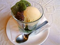 「BRAVE10」のメニュー「猿飛佐助パフェ」は、猿飛佐助をイメージした豆寒天に抹茶わらび餅とアイスを乗せた和風パフェ。