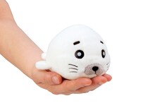 C賞の「くったりぬいぐるみ」は愛らしい手のひらサイズで、全長約14cm。（C）森下裕美・OOP/双葉社