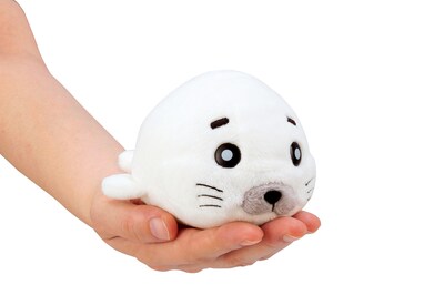 C賞の「くったりぬいぐるみ」は愛らしい手のひらサイズで、全長約14cm。（C）森下裕美・OOP/双葉社