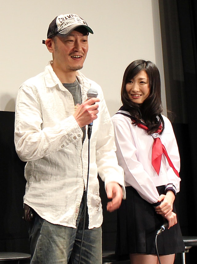 桂正和（左）とアクション女優の武田梨奈。