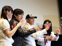 4人は海外で好まれる日本文化のひとつ、空手にちなんだポーズを決める。