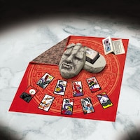 プレイシートと石仮面をモチーフにした花札ケースが付属する。(c) 荒木飛呂彦/集英社