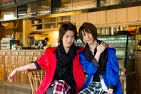 花とゆめ10号に掲載された「信長と蘭丸」グラビアより。写真：矢西誠二　(C)2010戦国鍋TV