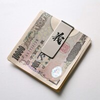 プレゼントのマネークリップ。写真はイメージのため、挟まれたお金は付いてこないので注意しよう。