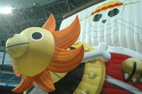 サウザンド・サニー号が出現。※画像は京セラドーム大阪での様子 (C)尾田栄一郎/集英社・フジテレビ・東映アニメーション