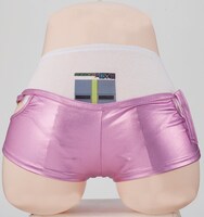 マネキンを使用した「廃人様パンツ」の着用例。