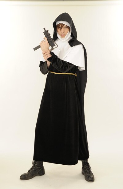 シスターに扮した城田優。（c）中村光／スクウェアエニックス・AUTBパートナーズ