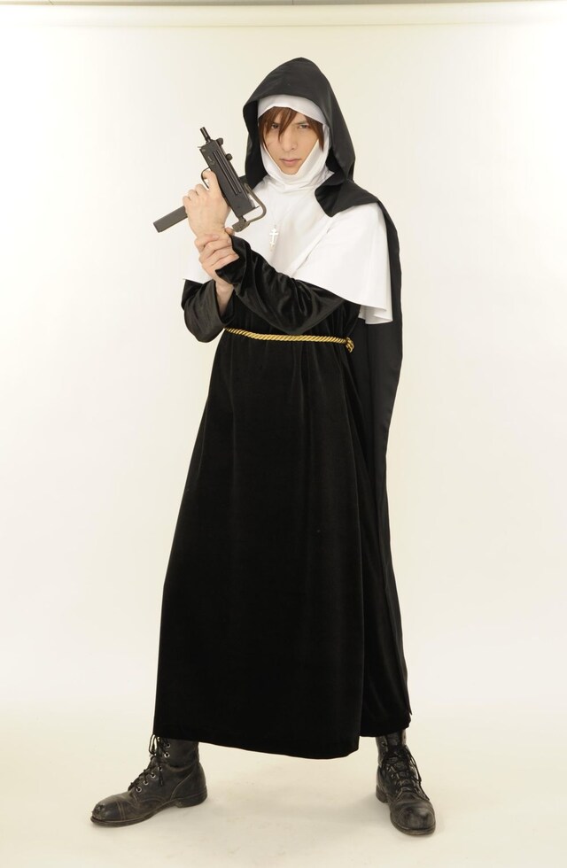 シスターに扮した城田優。（c）中村光／スクウェアエニックス・AUTBパートナーズ