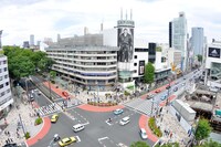 街を見下ろすかのような武蔵の存在感は圧巻。(c)ITP