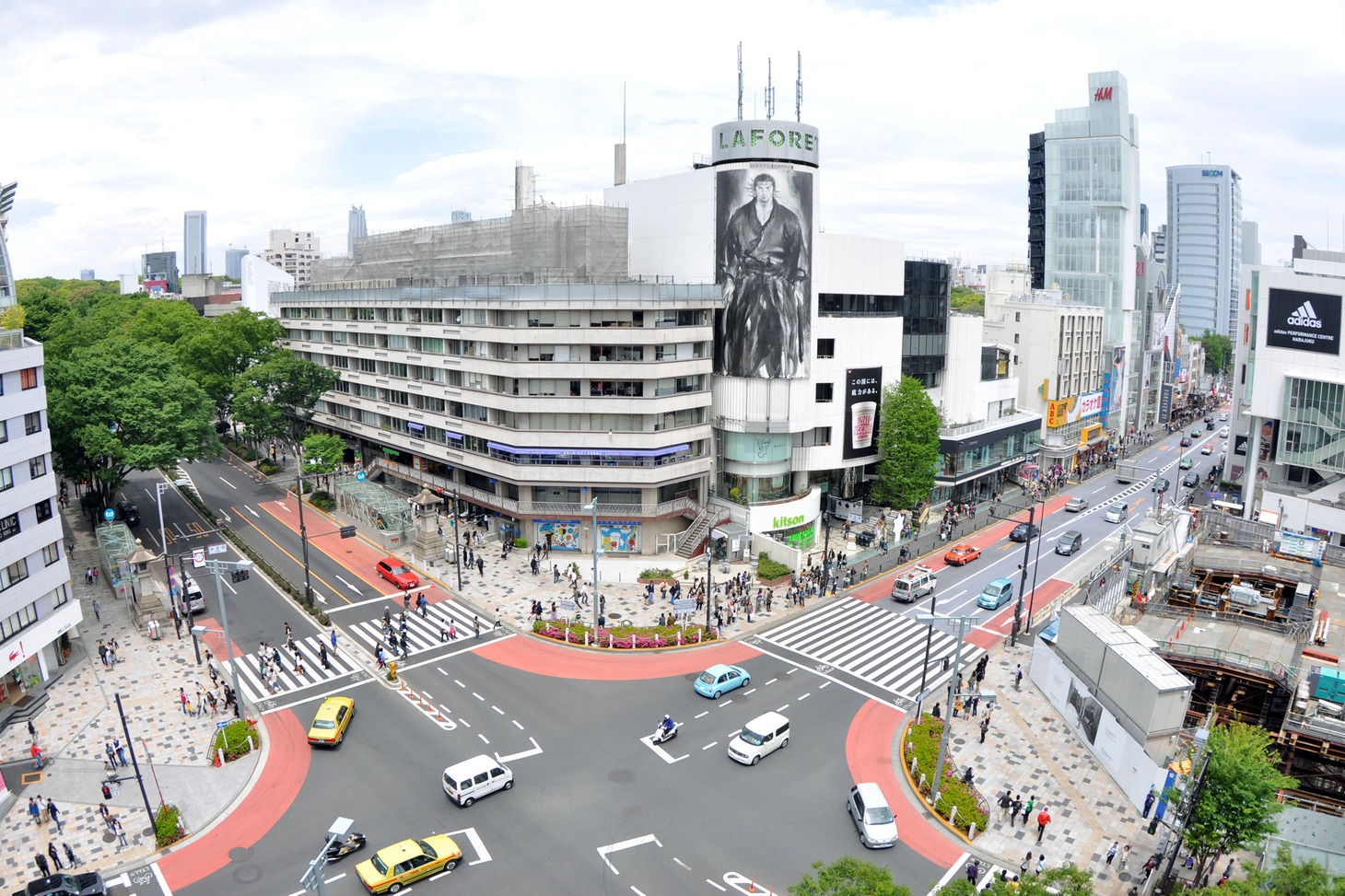 街を見下ろすかのような武蔵の存在感は圧巻。(c)ITP