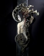 ヴァニラ画廊で展示される山下昇平「頭蓋より脊椎にかけて君臨せる女王」。