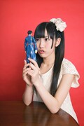 ロイのフィギュアを見つめるまゆゆ。(写真=尾鷲陽介)