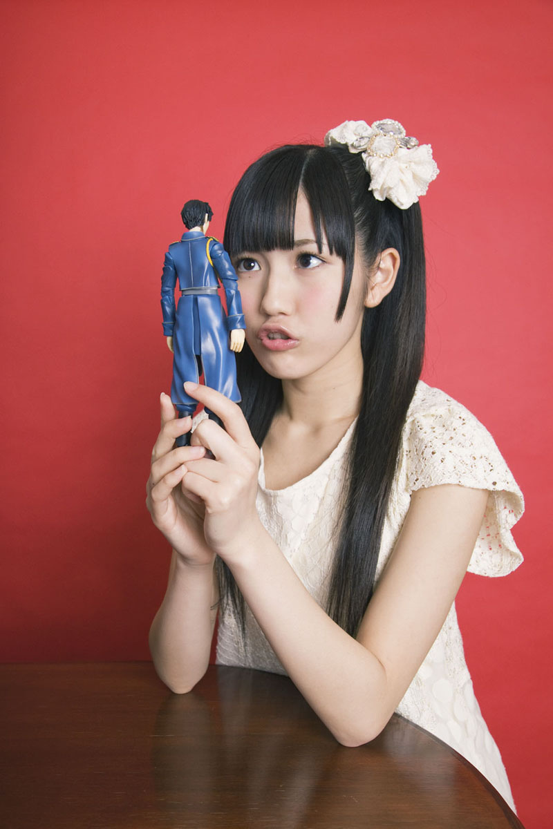 ロイのフィギュアを見つめるまゆゆ。（写真＝尾鷲陽介）