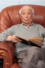 当時の家計簿を眺める水木しげる。