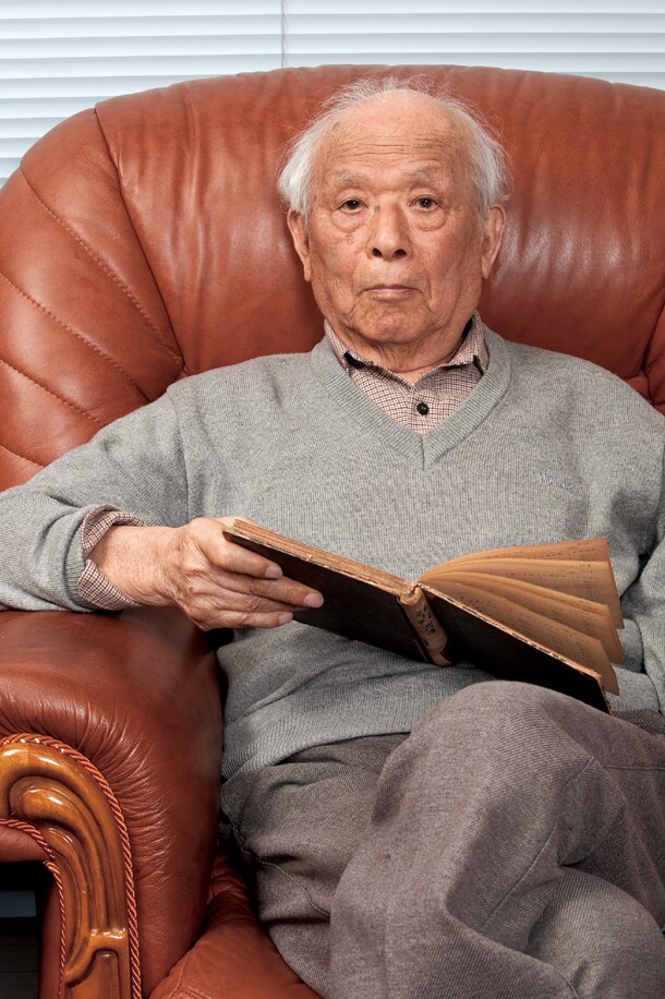 当時の家計簿を眺める水木しげる。