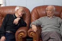 実弟と並ぶ水木しげる。水木は89歳で、弟とは2歳違い。