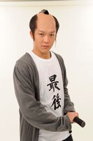 ラストサムライに扮した駿河太郎。（c）中村光／スクウェアエニックス・AUTBパートナーズ