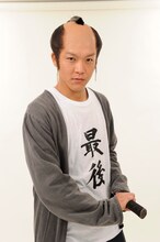 ラストサムライに扮した駿河太郎。（c）中村光／スクウェアエニックス・AUTBパートナーズ