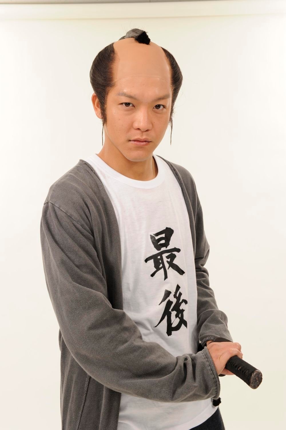 ラストサムライに扮した駿河太郎 C 中村光 スクウェアエニックス Autbパートナーズ 実写版 荒川アンダー 村長役に小栗旬 星役に山田孝之 画像ギャラリー 13 26 コミックナタリー