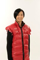 シロに扮した手塚とおる。（c）中村光／スクウェアエニックス・AUTBパートナーズ