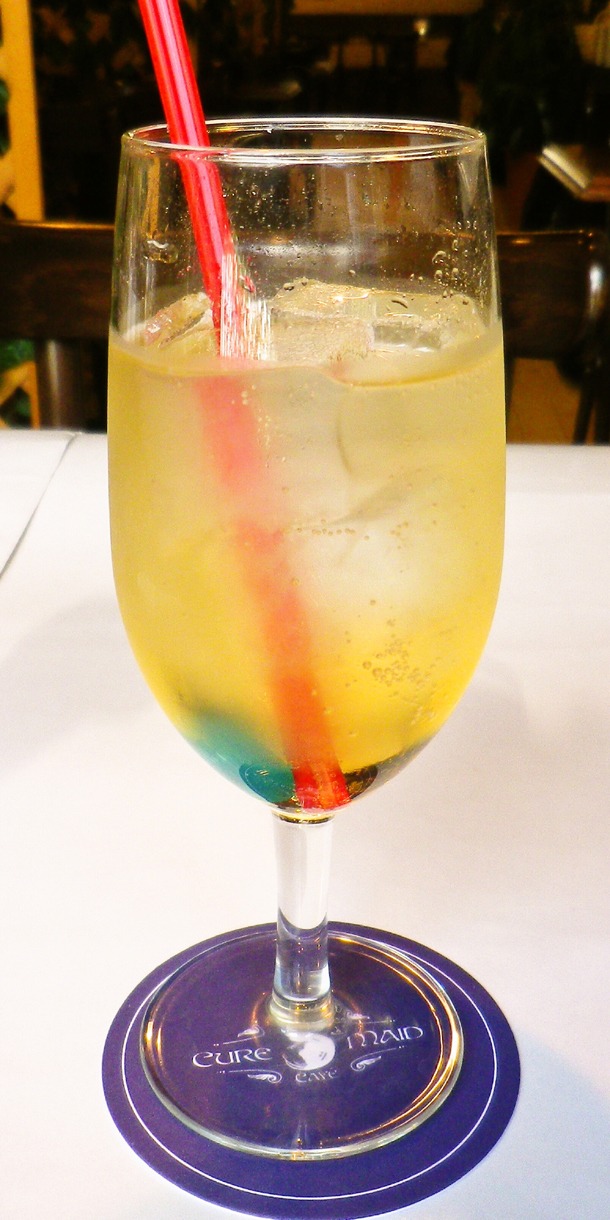 キュアメイドカフェのスペシャルドリンク「弁天の金色甘露蜜ミュール」。