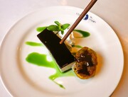 キュアメイドカフェのメニュー「魔女のぬばたまデッキブラシムース」。