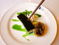 キュアメイドカフェのメニュー「魔女のぬばたまデッキブラシムース」。