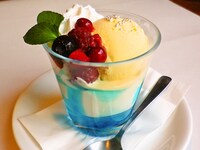 キュアメイドカフェのメニュー「白百合のお姫さまパフェ」。