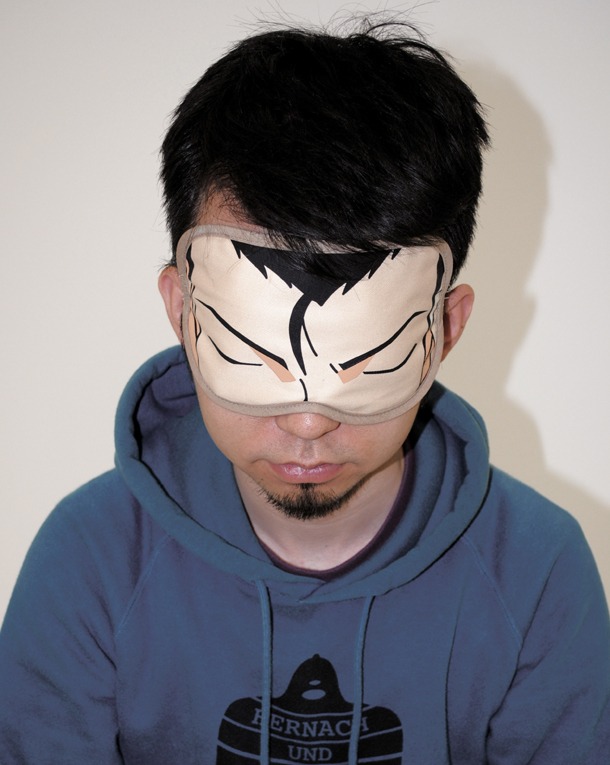 眠い、けど推理しなきゃ……。そんな葛藤を解決してくれるのが「眠りの小五郎アイマスク」だ。(C)青山剛昌／小学館・読売テレビ・TMS 1996