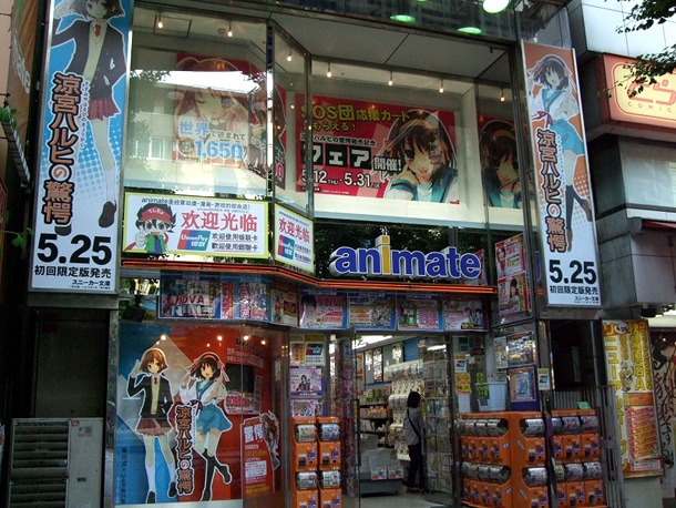 アニメイト秋葉原店の看板は、約4年ぶりの最新刊を記念して「ハルヒ」1色に染まっている。