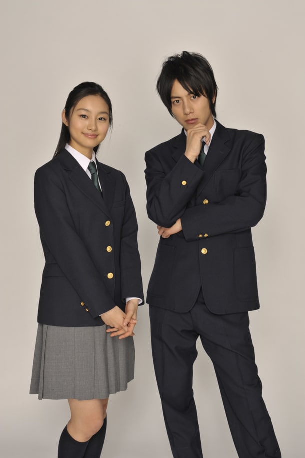 写真右が工藤新一役の溝端淳平、左が毛利蘭役の忽那汐里。