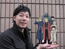 キャラクターのサイズや位置は変更できるので、こんな風に手に乗せてしまうことも可能。 (C)荒川弘/鋼の錬金術師製作委員会・MBS