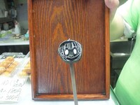 どら焼き用に作られた、八王子たまの焼印。イラストはカワハラ恋の描き下ろしだ。