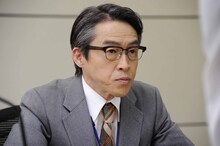 リクの第1秘書・高井照正に扮した浅野和之。（c）中村光／スクウェアエニックス・AUTBパートナーズ