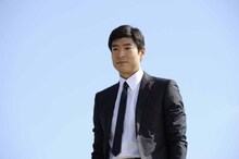 ドラマ・映画版のオリジナルキャラクター、国土交通大臣の高屋敷に扮した高嶋政宏。（c）中村光／スクウェアエニックス・AUTBパートナーズ