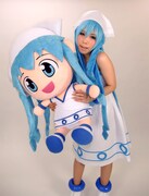 「超BIGぬいぐるみ イカ娘」の大きさがよくわかる一枚。なお、商品にコスプレキットは含まれないのでご注意を。(C)安部真弘(週刊少年チャンピオン)/海の家れもん