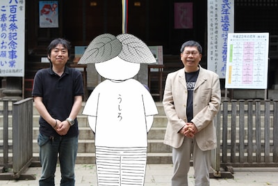 左から担当編集の真島聡氏、絹田村子、月刊flowersの武者正昭編集長。