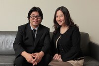 映画「星守る犬」の劇場用パンフレットより。写真左から、村上たかし、西原理恵子。撮影：松田優子