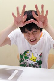 芸人・佐久間一行が、1コマまんがバトルお手本を披露